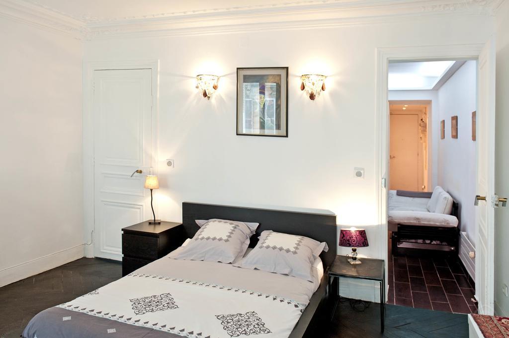 Moulin Rouge Apartment Paris Room photo